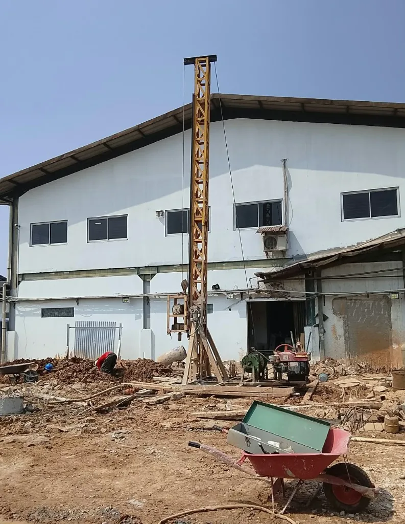 Proyek pengeboran bore pile mesin di area gudang