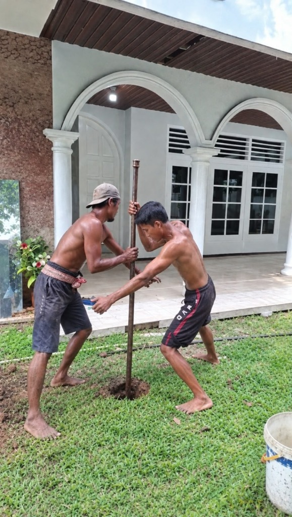 Foto pekerja menekan pipa strauss pile manual di lokasi