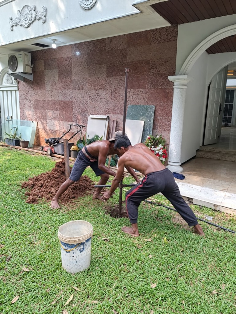 Foto pekerja melakukan pengeboran strauss pile manual