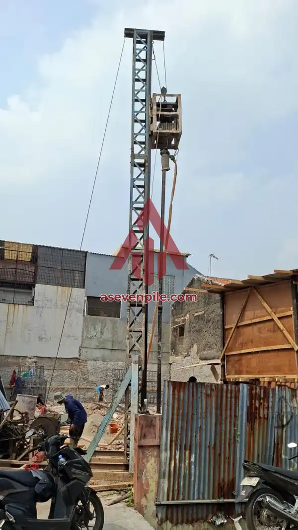 Proyek Pondasi Bore Pile Mesin Mini Crane untuk Lokasi Sempit di Jelambar, Jakarta Barat