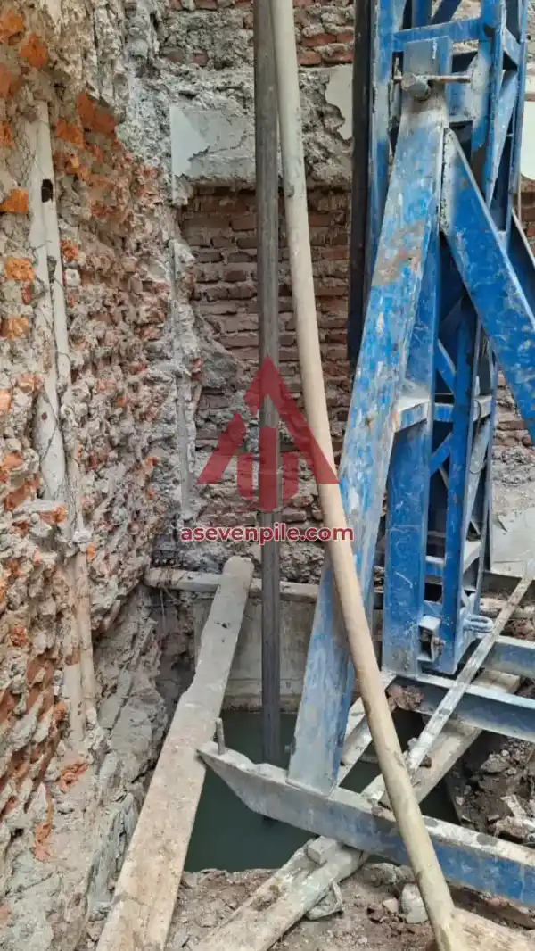 Proyek Pondasi Bore Pile Mesin Mini Crane Area Mepet Tembok di Sunter, Jakarta Utara